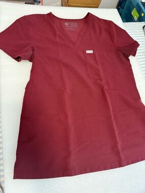 FIGS women’s  V-Neck Scrub Top in Burgundy